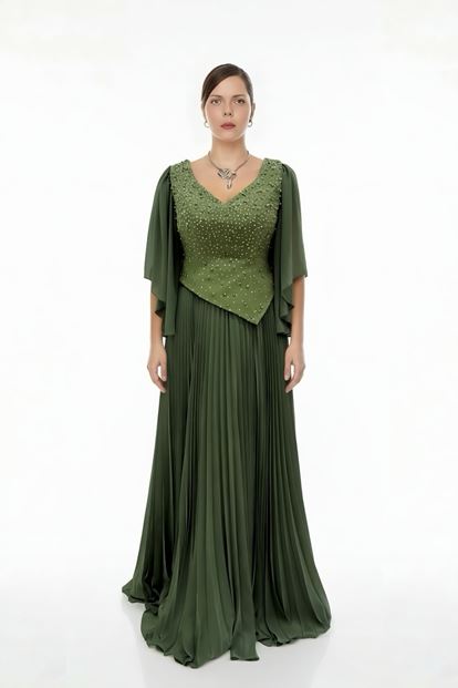 فستان سهرة بمقاسات كبيرة مزين بحجر الزيتون ومطوي